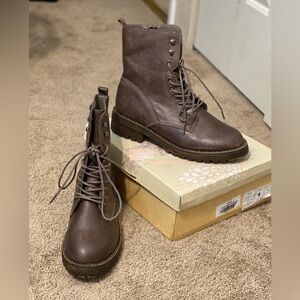 Very G Lace-Up Women's Boots - NIB